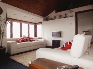 卡桑德Seagulls Nest的客厅配有2张白色沙发和1台电视