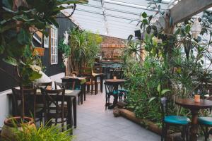 朗伊尔城玛丽安波拉里格酒店的一个带桌椅和植物的庭院