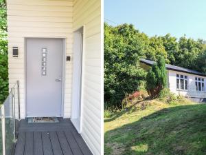 邓格洛Hidden Gem Cabin的白色门和院子的房子