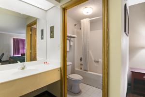 科尼尔斯科尼尔斯伊克诺旅馆的一间带水槽、卫生间和镜子的浴室