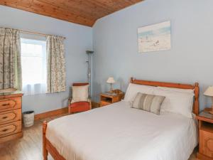 RamsgrangeRose Cottage的卧室配有白色的床和窗户。