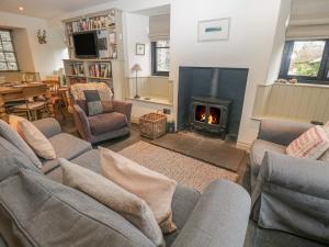 安布尔塞德Barney's Cottage的带沙发和壁炉的客厅