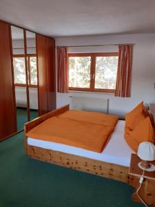 拉姆绍达赫斯坦Landhaus-Königsberg, Vorberg 360的一间卧室设有木床和2个窗户。