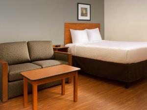 WoodSpring Suites Wilkes-Barre客房内的一张或多张床位