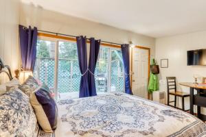 阿克塔Redwood Roost的一间卧室配有一张带蓝色窗帘的床和一扇窗户