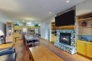 大白山Tree Tops的带壁炉的客厅和用餐室