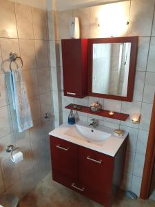AkhladheríVilla Aegean Balcony的一间带水槽、镜子和淋浴的浴室