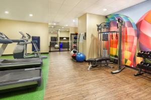 比奇伍德英迪格克利夫兰比奇伍德酒店的健身室配有跑步机和健身器材