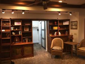 麦克亨利Lake Pointe Inn的一间设有书架和桌椅的房间