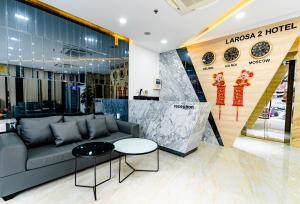 芽庄Larosa Hotel Nha Trang的大堂配有沙发和桌子