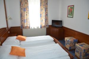 恩斯Gasthof Stöckler的酒店客房设有两张床和电视。