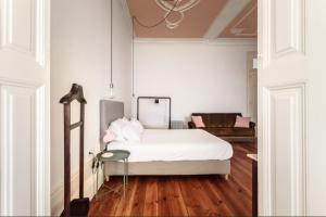 波尔图O da Joana的白色卧室配有床和桌子
