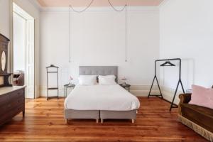 波尔图O da Joana的卧室配有白色的床和沙发