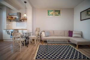 索非亚博彩公寓 的客厅配有沙发和桌子