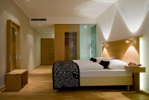 韦尔斯普罗波格酒店的卧室配有一张床