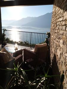 韦尔卡纳伊尔加迪诺迪罗利酒店的阳台配有椅子,享有海景。