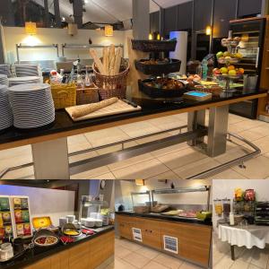 迪南卡斯特德蓬莱斯酒店的餐厅厨房的柜台上摆放着盘子和食物