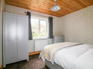 特鲁罗Lodge Three的卧室配有白色的床和窗户。