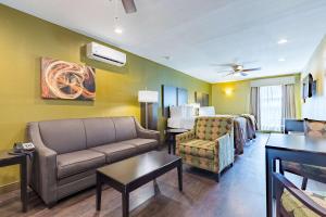 科珀斯克里斯蒂帕德里岛贝斯特韦斯特酒店的酒店客房设有一张沙发和一张床
