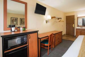 Travelodge by Wyndham Colorado Springs Airport/Peterson AFB的电视和/或娱乐中心