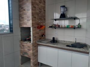 Apto 3 quartos com espaço gourmet e vista Panorâmica的厨房或小厨房