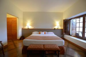 上钦查卡萨哈斯恩达桑吉斯酒店的一间卧室,卧室内配有一张大床