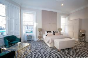 爱丁堡莱恩酒店的一间卧室配有一张床、一张沙发和一张桌子