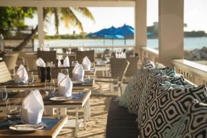 圣约翰斯西波涅海滩俱乐部的一间设有桌椅的海景餐厅