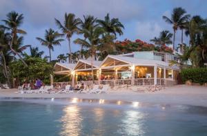 圣约翰斯西波涅海滩俱乐部的棕榈树和水滩上的餐厅