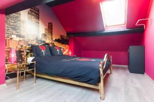 布鲁日Duplex appertement met zicht Damse vaart @ Brugge的一间卧室配有一张床和粉红色的墙壁