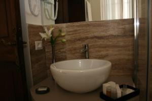 维泰博安蒂科安杰洛-埃波卡旅馆 的台面上带白色水槽的浴室