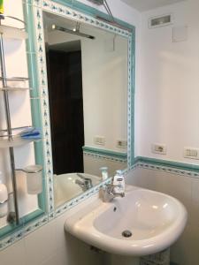 伊斯基亚Elegante Villa al centro di Ischia Porto的一间带水槽和镜子的浴室