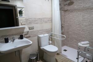 瓜达卢佩MIRADOR DE LAS VILLUERCAS的浴室配有卫生间、盥洗盆和淋浴。