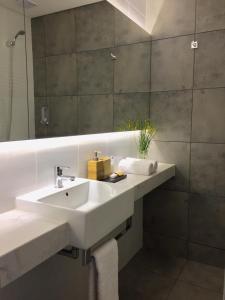 埃尔卡拉法特CASA CHICA的浴室设有白色水槽和镜子