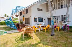科韦尼亚斯Mar Amar Cabaña - Hostel的房屋设有吊床和桌椅
