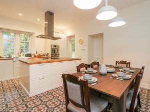 罗撒西East Firwood的厨房以及带木桌和椅子的用餐室。