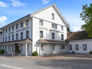 KriegstettenRomantik Hotel & Restaurant Sternen的白色的建筑,带有不带字眼的荷兰语