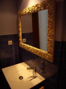 GestalgarAmarain Casa Rural的浴室设有白色水槽和镜子