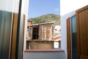 GestalgarAmarain Casa Rural的从建筑物的窗户欣赏建筑物的景色