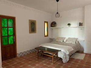 兰哈龙Villa Loza Dorada的一间卧室配有一张床和一张桌子