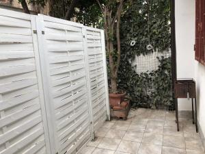 卡塔尼亚La Casa del Vicolo的栅栏前的白色门