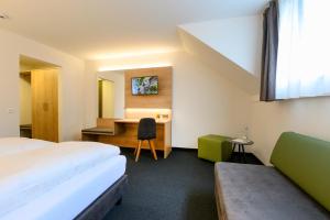 KriegstettenRomantik Hotel & Restaurant Sternen的配有一张床和一张书桌的酒店客房