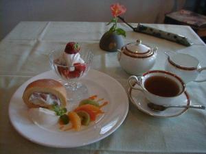 白马村格雷伯爵酒店的餐桌,饭盘,咖啡