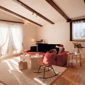 Prez-vers-SiviriezLa Maisonnette Enchantée的客厅配有沙发和桌子