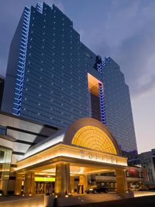 哈尔滨哈尔滨索菲特大酒店的一座大型建筑,前面有酒店