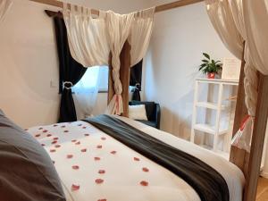Prez-vers-SiviriezLa Maisonnette Enchantée的一间卧室,床上有玫瑰花床