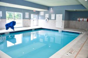 Bensenville奥黑尔本森维尔智选假日套房酒店的蓝色海水大型游泳池