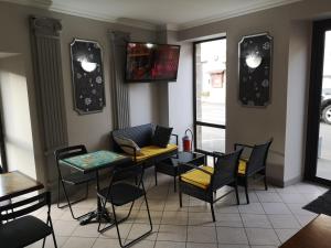 朗戈涅朗格多克酒店的用餐室配有桌椅和桌椅