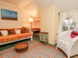 巴恩斯特珀尔Whitefield Cottage的客厅配有沙发和桌子
