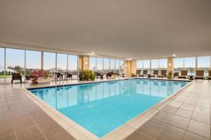米德尔敦纽波特坎布里亚酒店及会议中心的一座带窗户的大型游泳池